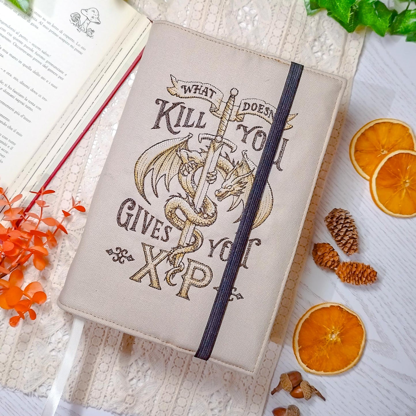 Book cover ricamata "Gives you exp" | Custodia per libri regolabile