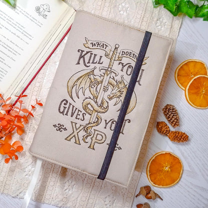 Book cover ricamata "Gives you exp" | Custodia per libri regolabile