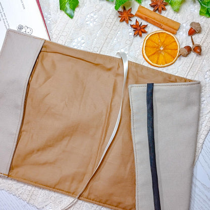 Book cover ricamata "Gives you exp" | Custodia per libri regolabile