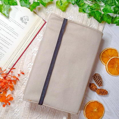 Book cover ricamata "Gives you exp" | Custodia per libri regolabile