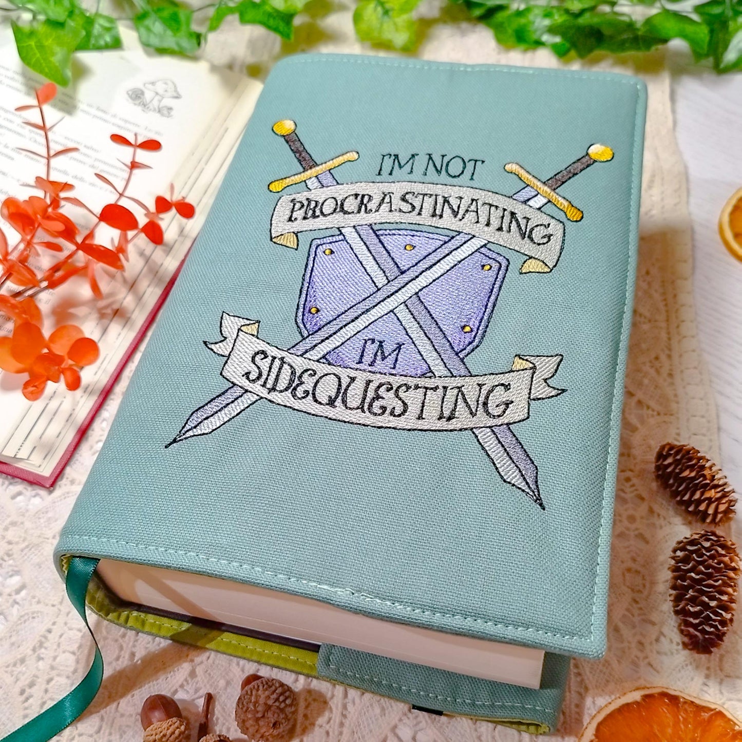 Book cover ricamata "I'm not procastinating" | Custodia per libri regolabile