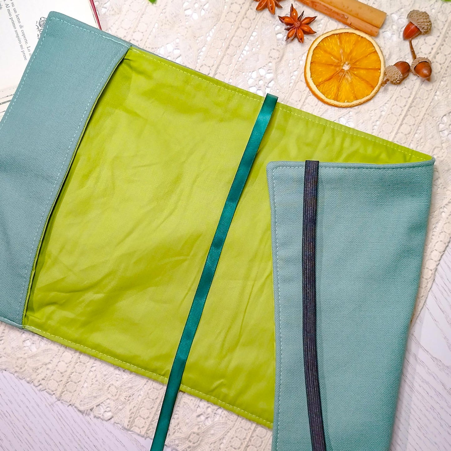 Book cover ricamata "I'm not procastinating" | Custodia per libri regolabile