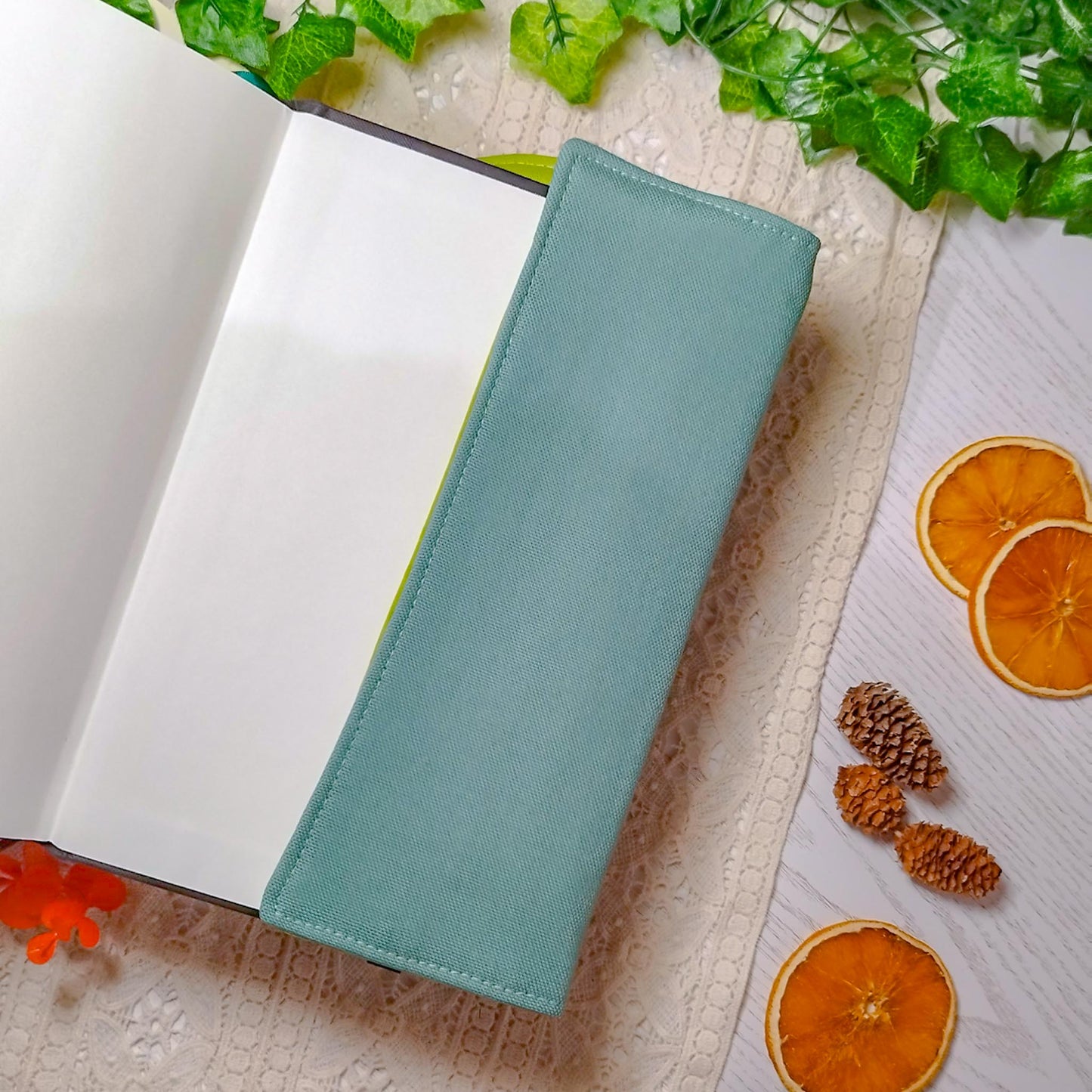 Book cover ricamata "I'm not procastinating" | Custodia per libri regolabile