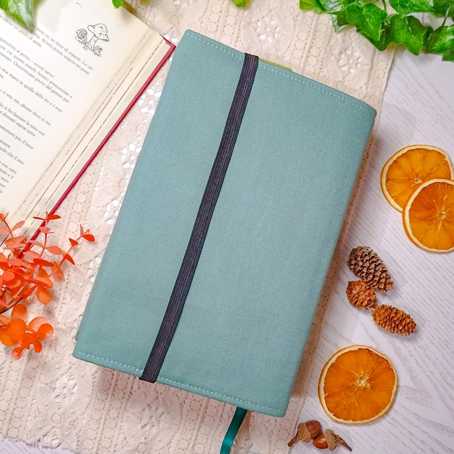 Book cover ricamata "I'm not procastinating" | Custodia per libri regolabile