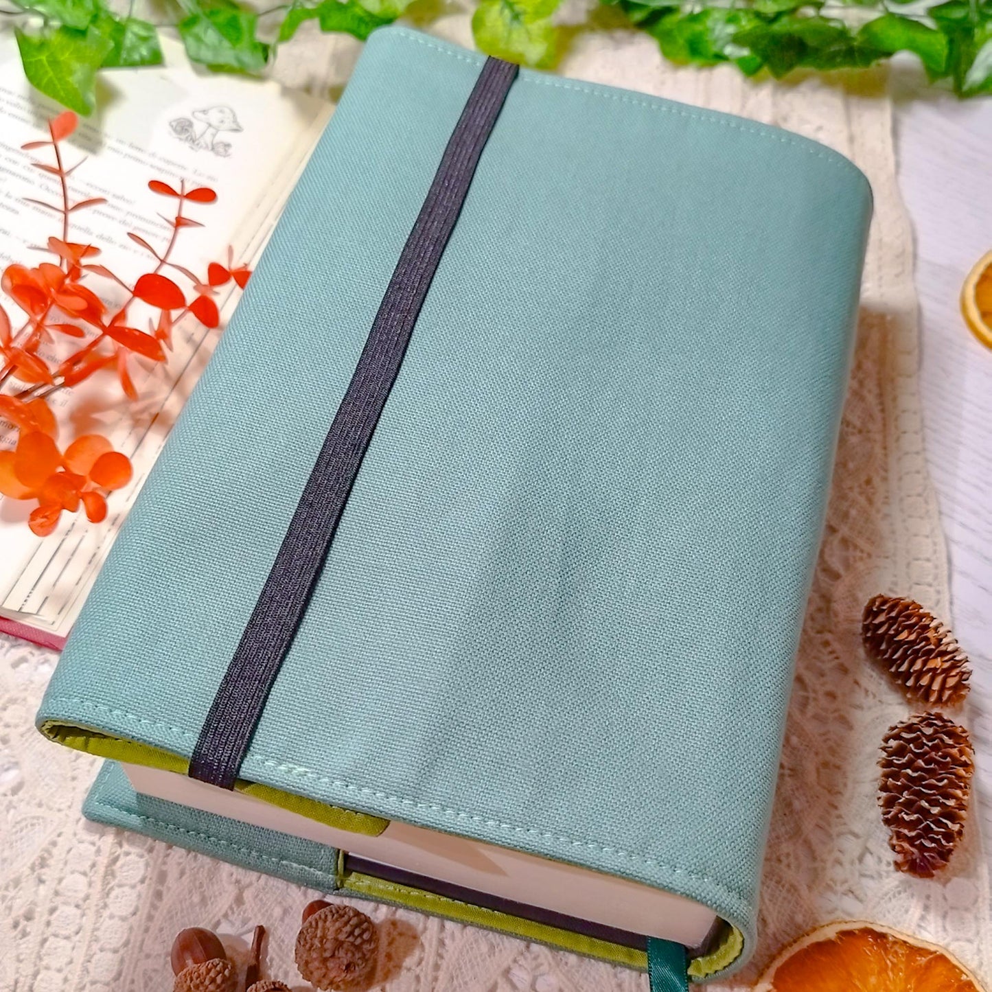 Book cover ricamata "I'm not procastinating" | Custodia per libri regolabile