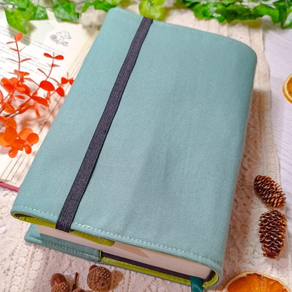 Book cover ricamata "I'm not procastinating" | Custodia per libri regolabile