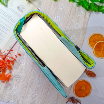 Book cover ricamata "I'm not procastinating" | Custodia per libri regolabile