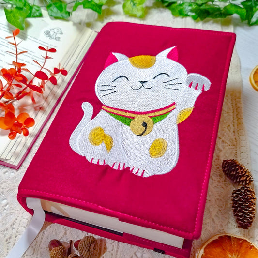Book cover ricamata "Gatto Maneki Neko" | Custodia per libri regolabile