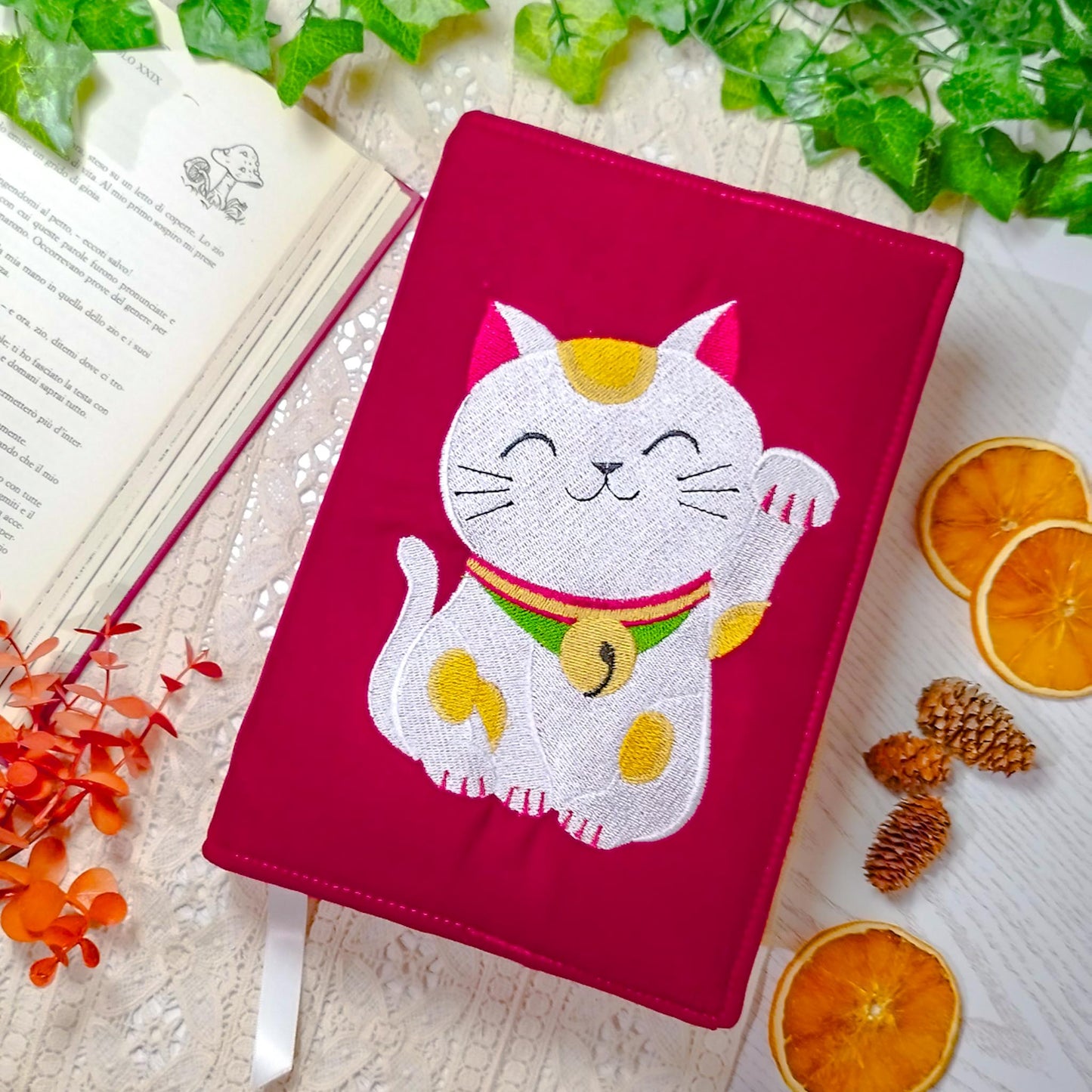 Book cover ricamata "Gatto Maneki Neko" | Custodia per libri regolabile