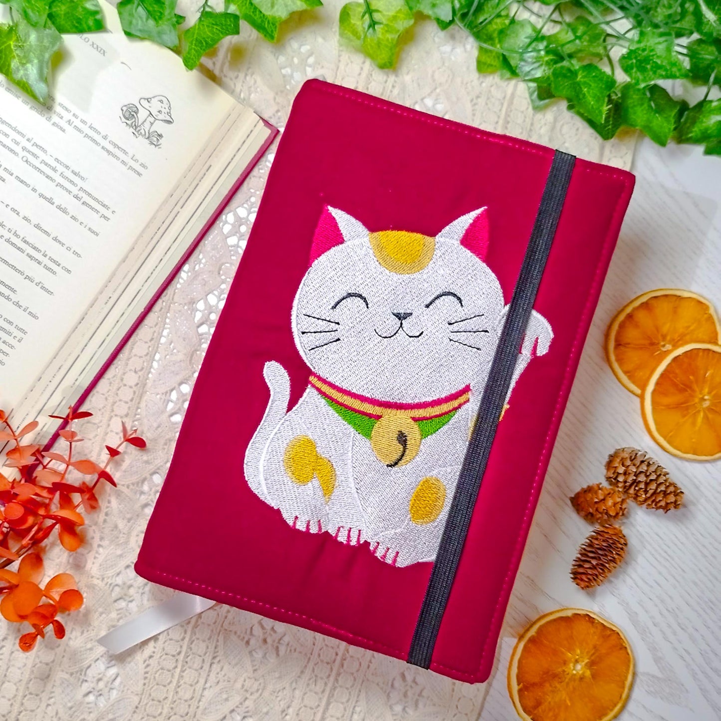 Book cover ricamata "Gatto Maneki Neko" | Custodia per libri regolabile