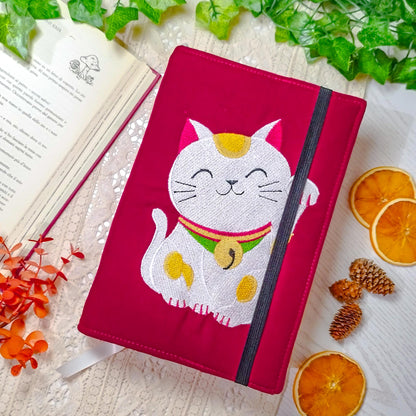 Book cover ricamata "Gatto Maneki Neko" | Custodia per libri regolabile