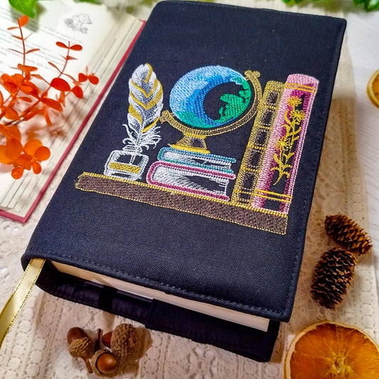 Book cover ricamata "Mappamondo in libreria" | Custodia per libri regolabile