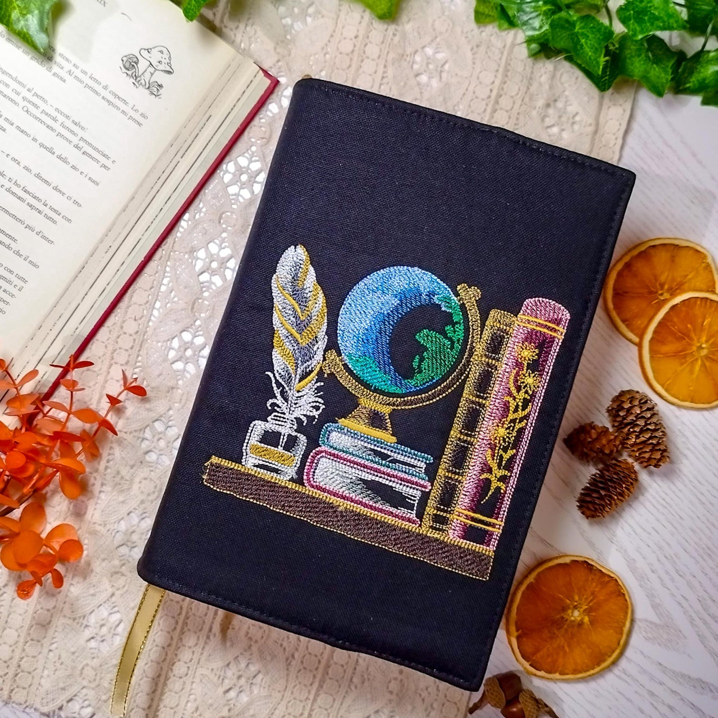 Book cover ricamata "Mappamondo in libreria" | Custodia per libri regolabile