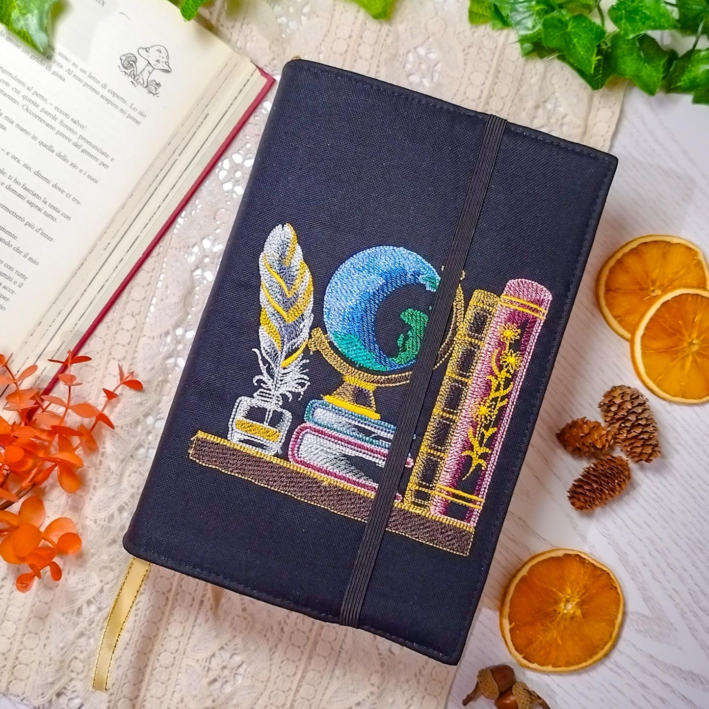 Book cover ricamata "Mappamondo in libreria" | Custodia per libri regolabile