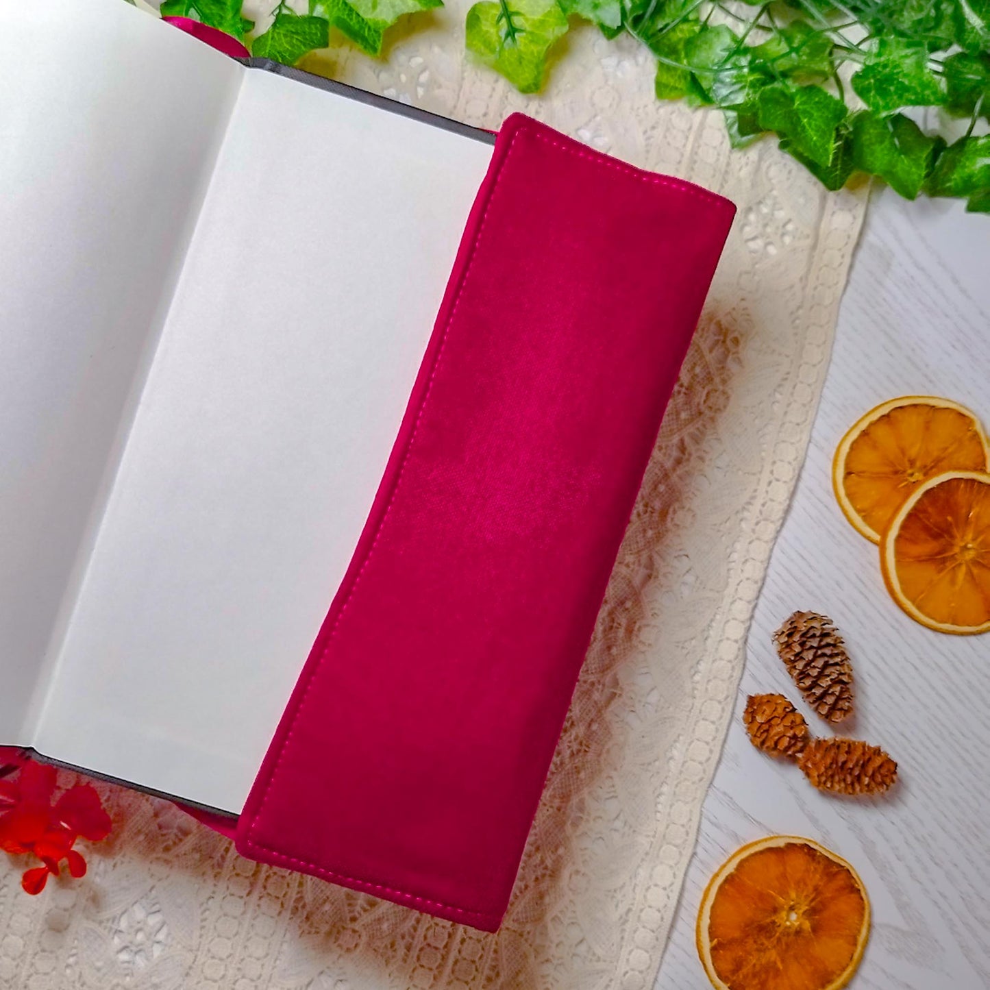 Book cover ricamata "Never have enough books" | Custodia per libri regolabile