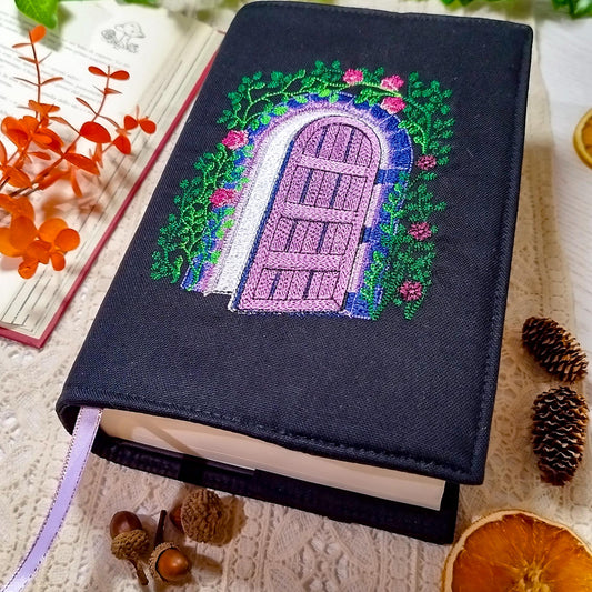 Book cover ricamata "Porta sul giardino" | Custodia per libri regolabile