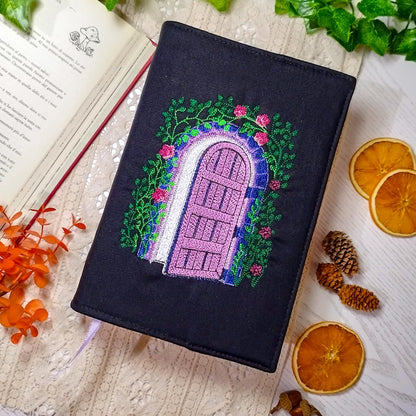 Book cover ricamata "Porta sul giardino" | Custodia per libri regolabile