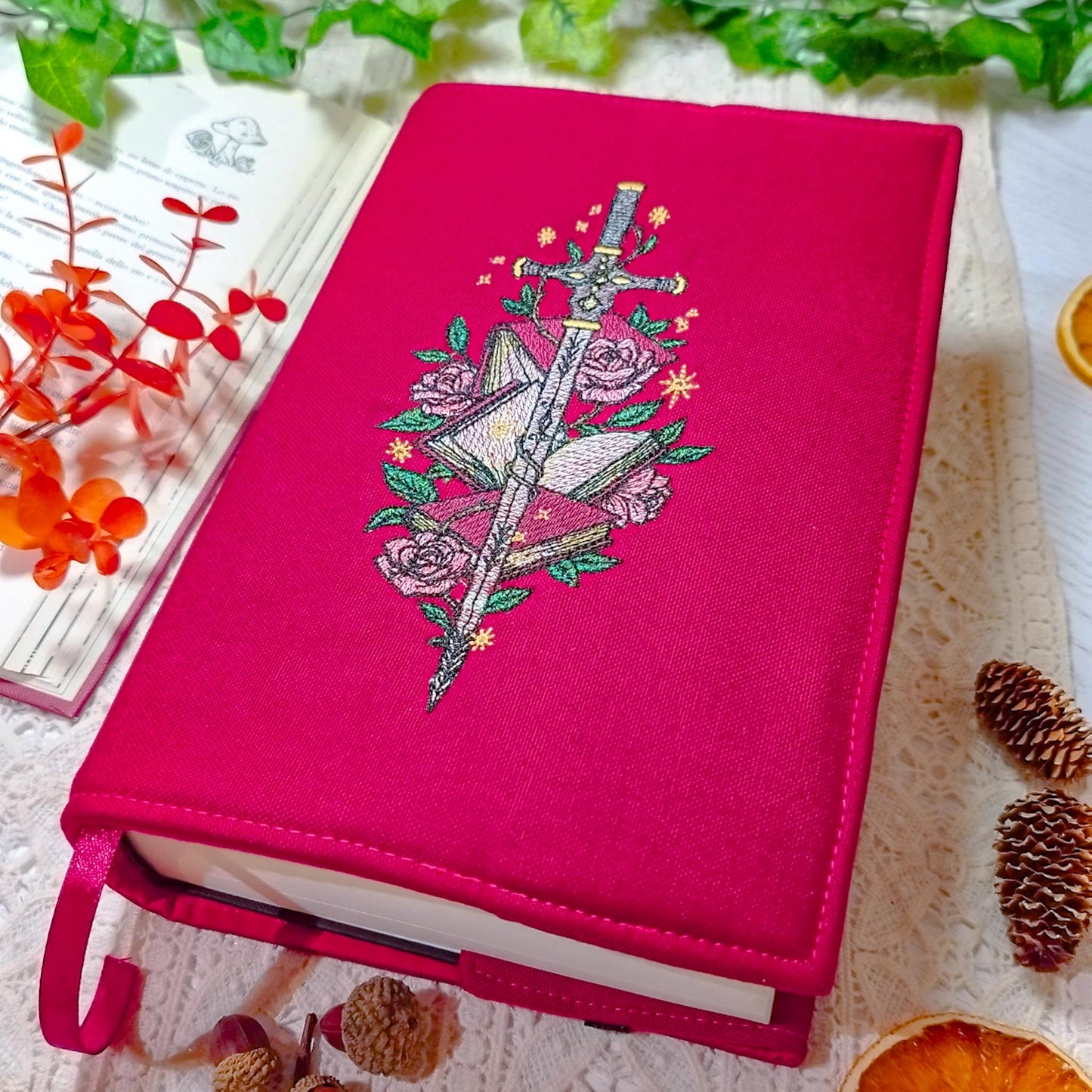 Book cover ricamata "Spada con libri" | Custodia per libri regolabile