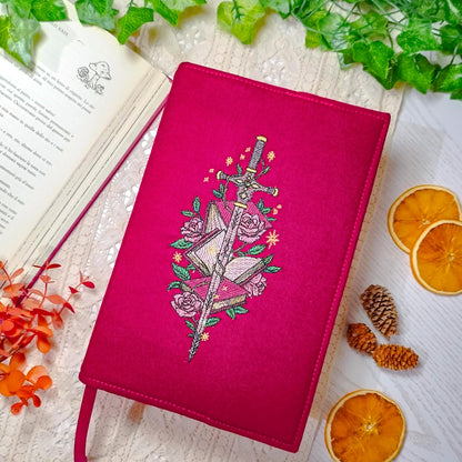 Book cover ricamata "Spada con libri" | Custodia per libri regolabile