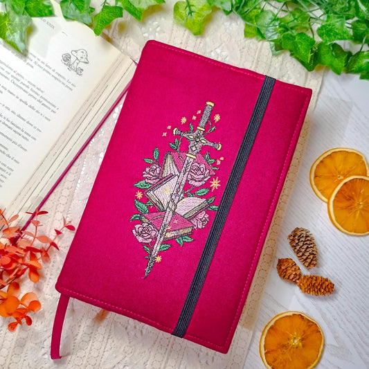 Book cover ricamata "Spada con libri" | Custodia per libri regolabile