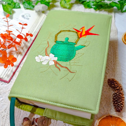 Book cover ricamata "Teiera giapponese" | Custodia per libri regolabile