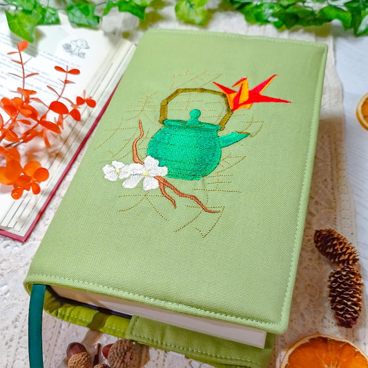 Book cover ricamata "Teiera giapponese" | Custodia per libri regolabile