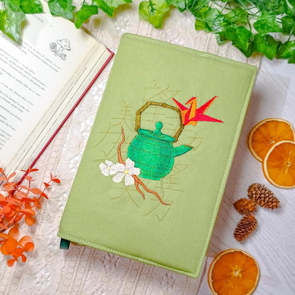 Book cover ricamata "Teiera giapponese" | Custodia per libri regolabile