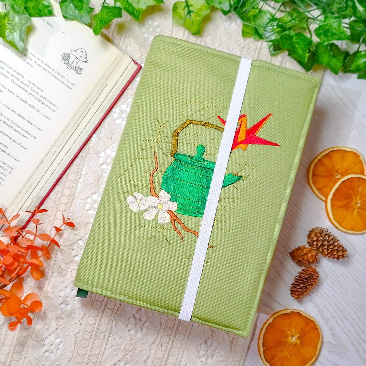 Book cover ricamata "Teiera giapponese" | Custodia per libri regolabile