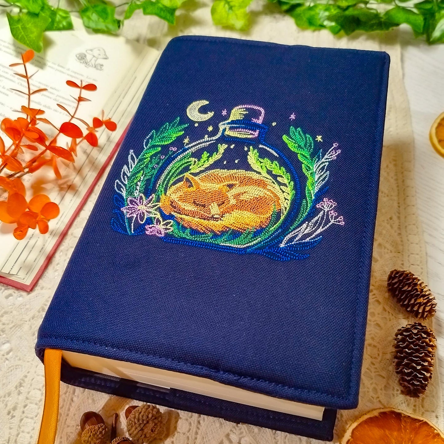 Book cover ricamata "Volpe nell'ampolla" | Custodia per libri regolabile