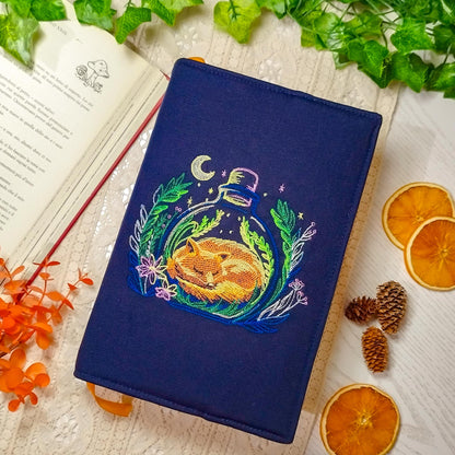 Book cover ricamata "Volpe nell'ampolla" | Custodia per libri regolabile