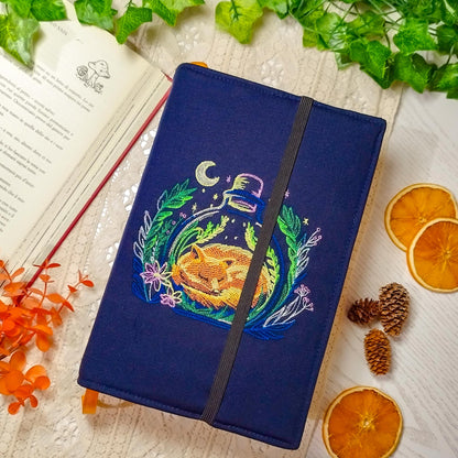 Book cover ricamata "Volpe nell'ampolla" | Custodia per libri regolabile