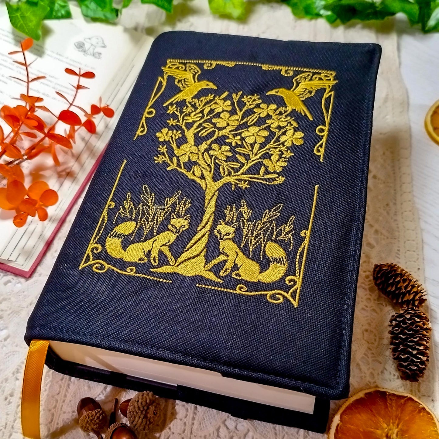 Book cover ricamata "Volpi e corvi" | Custodia per libri regolabile
