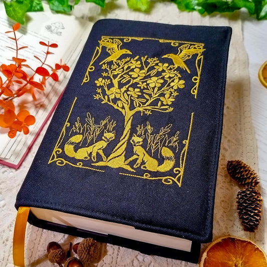 Book cover ricamata "Volpi e corvi" | Custodia per libri regolabile