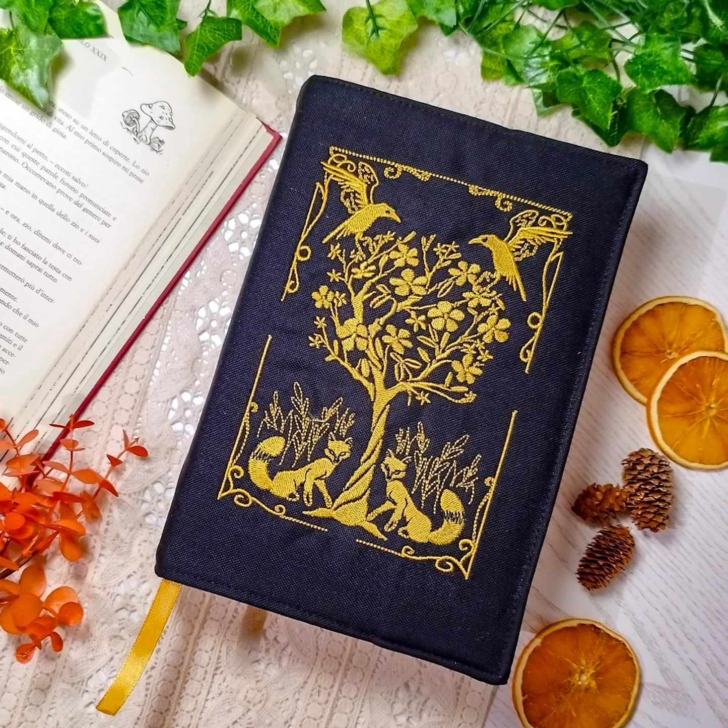 Book cover ricamata "Volpi e corvi" | Custodia per libri regolabile