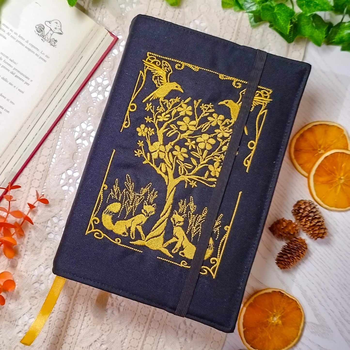 Book cover ricamata "Volpi e corvi" | Custodia per libri regolabile