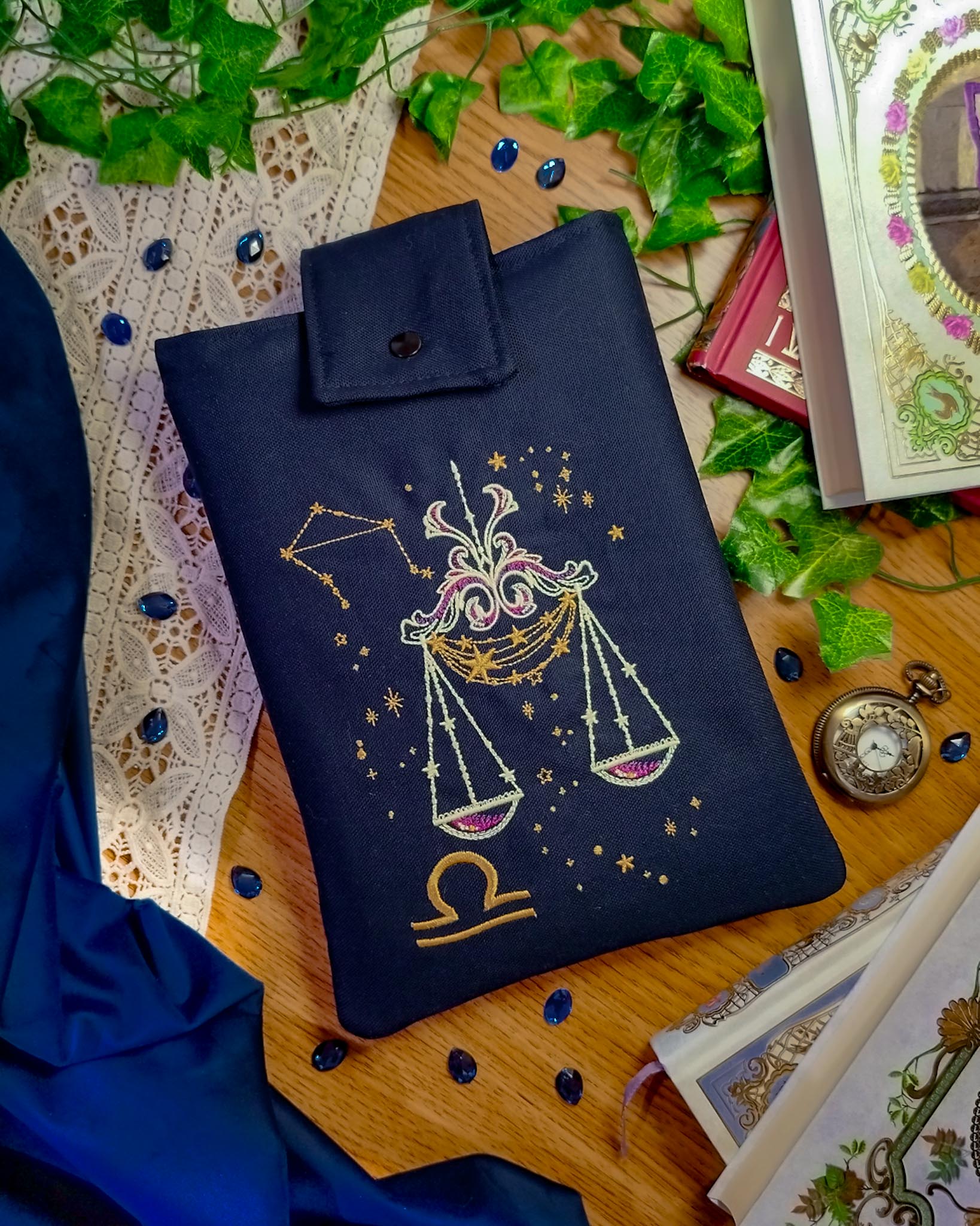 Book sleeve cover per libri ricamate zodiaco bilancia - fronte