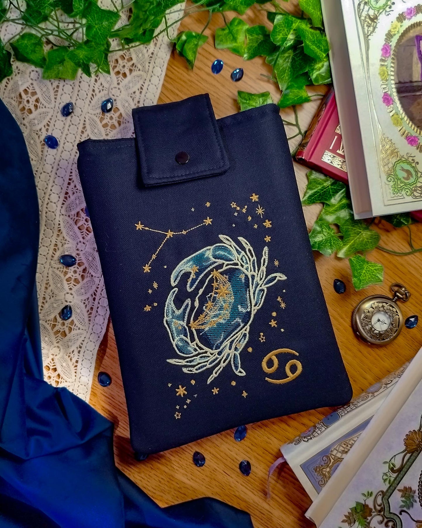 Book sleeve cover per libri ricamate zodiaco cancro - fronte