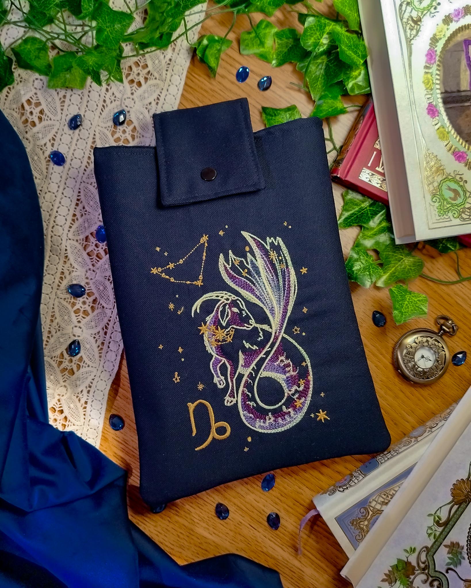 Book sleeve cover per libri ricamate zodiaco capricorno - fronte