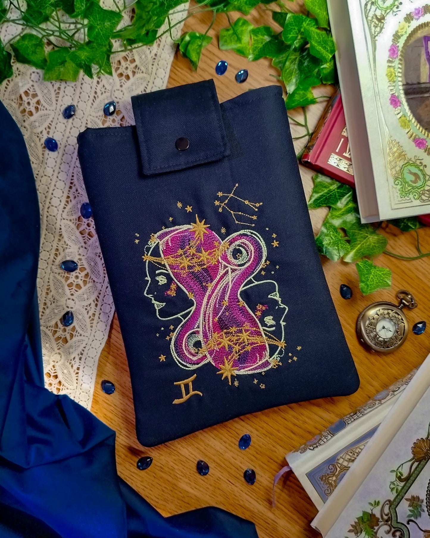 Book sleeve cover per libri ricamate zodiaco gemelli - fronte