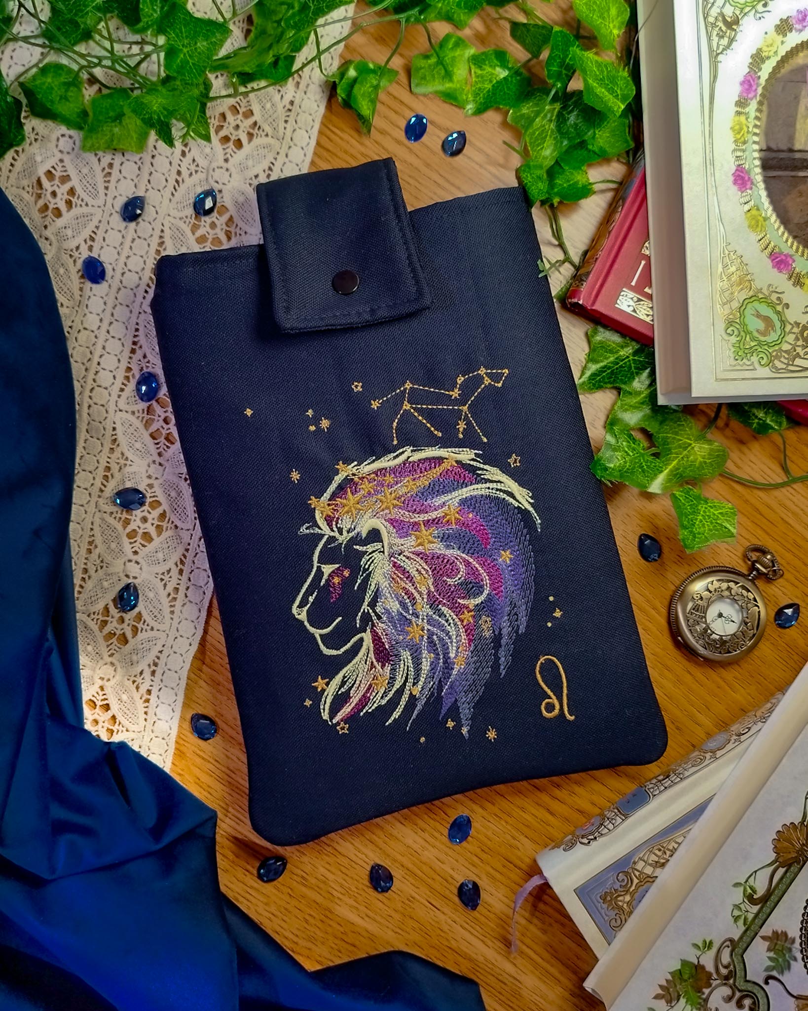 Book sleeve cover per libri ricamate zodiaco leone - fronte