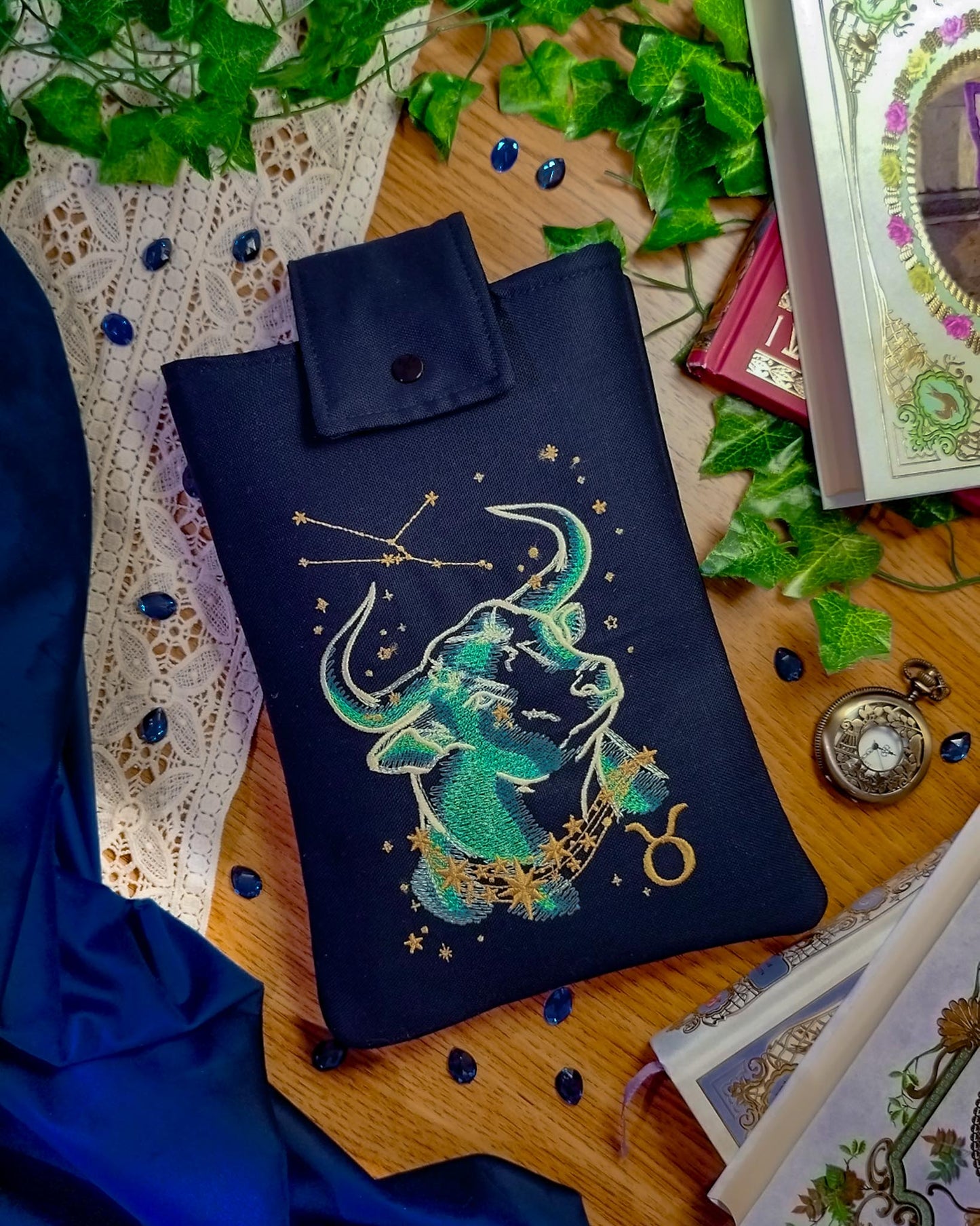 Book sleeve cover per libri ricamate zodiaco toro - fronte