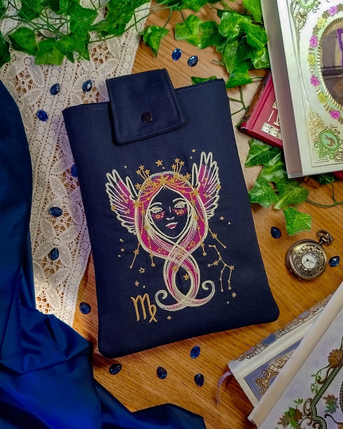 Book sleeve cover per libri ricamate zodiaco vergine - fronte