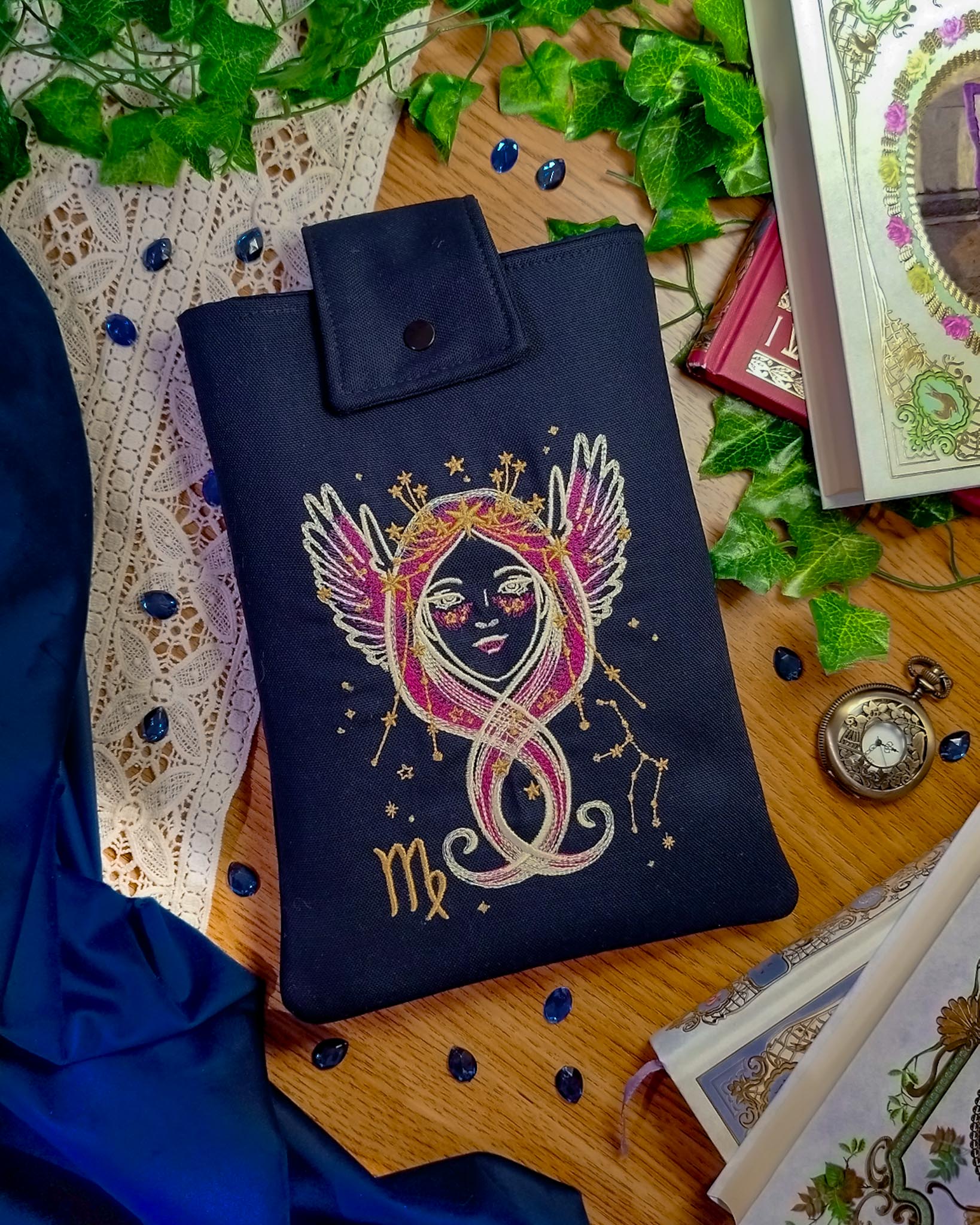 Book sleeve cover per libri ricamate zodiaco vergine - fronte