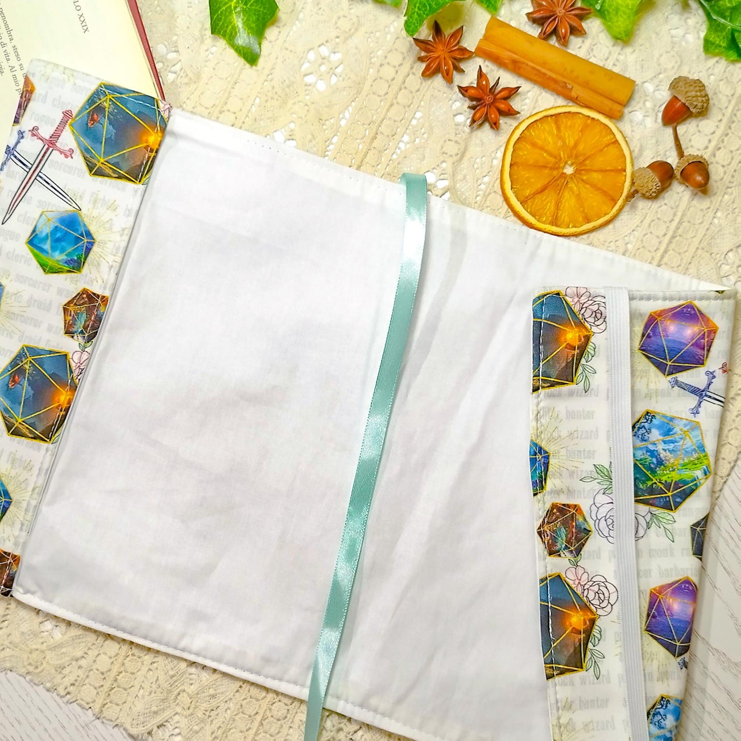 Book cover "Dadi e fiori" | Custodia per libri regolabile