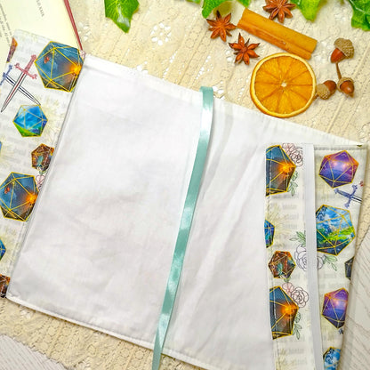 Book cover "Dadi e fiori" | Custodia per libri regolabile