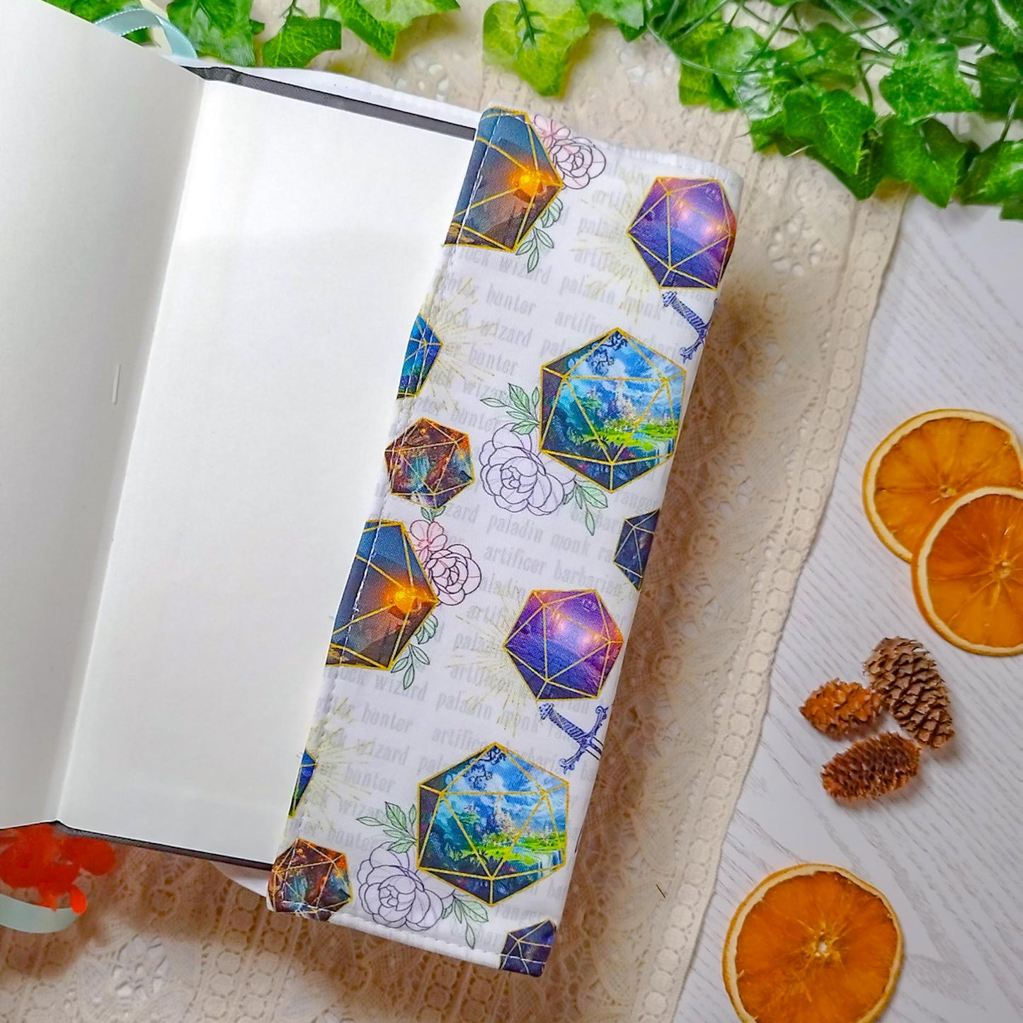 Book cover "Dadi e fiori" | Custodia per libri regolabile