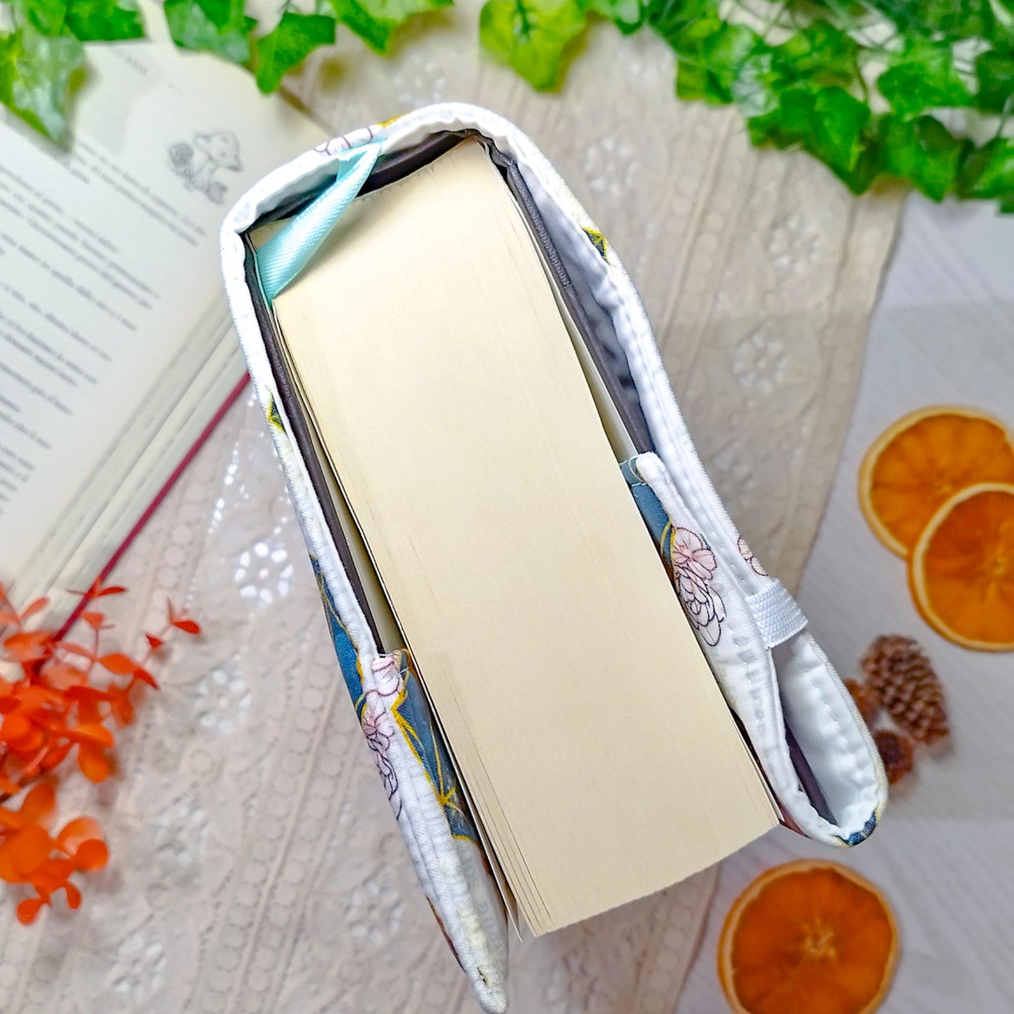 Book cover "Dadi e fiori" | Custodia per libri regolabile