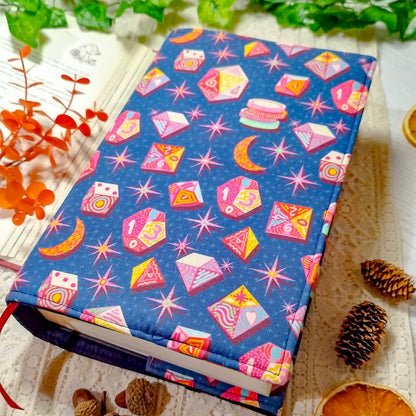 Book cover "Dadi e lune" | Custodia per libri regolabile