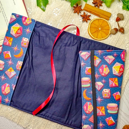 Book cover "Dadi e lune" | Custodia per libri regolabile