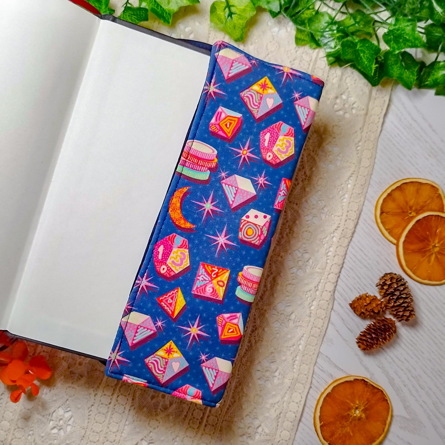 Book cover "Dadi e lune" | Custodia per libri regolabile